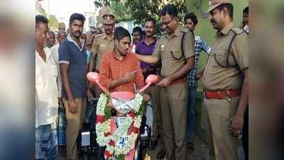 முதுகு தண்டுவட பிரச்சனையால் தவிப்பு; ’ஸ்கூட்டி பெப்’ அளித்து உதவிய போலீஸ் எஸ்.ஐ!