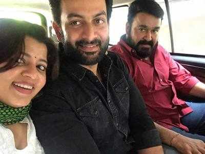 Prithviraj: നിറകണ്ണുമായി ആദ്യ ഷോ കണ്ടിറങ്ങിയ പൃഥ്വി; ചിത്രം വൈറൽ