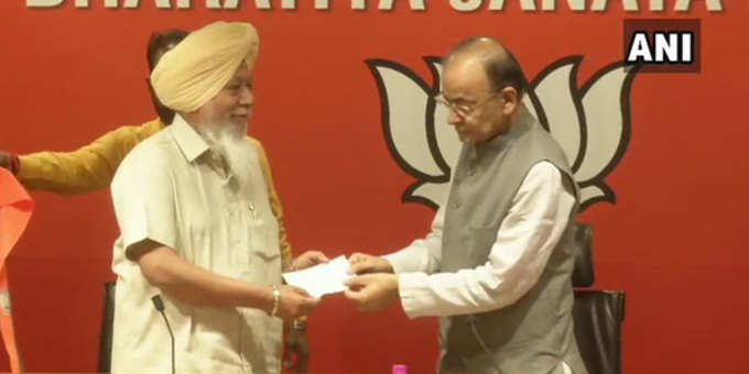 दिल्लीः आम आदमी पार्टी के पंजाब के निलंबित नेता हरिंदर सिंह खालसा केंद्रीय मंत्री अरुण जेटली की मौजूदगी में बीजेपी में शामिल हुए।