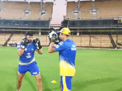 CSK vs RR: ‘தொட்டுப்பாரு.... நாங்க தாறுமாறு....’ பாக்சிங்கில் பட்டைய கிளப்பிய சின்ன ‘தல’ ரெய்னா...!