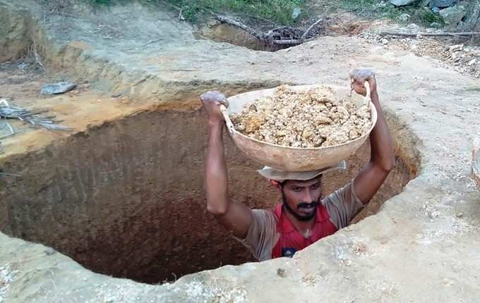 ಒಂಟಿಯಾಗಿ ಅಗೆಯವುದಲ್ಲದೆ ಮೇಲಿಂದ ಮಣ್ಣು ಹೊತ್ತು ತರುತ್ತಾರೆ