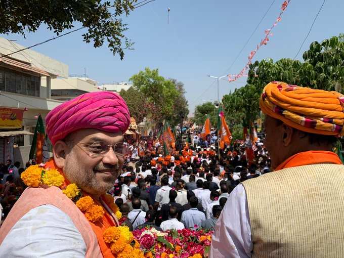 अहमदाबाद में बीजेपी अध्यक्ष अमित शाह का रोड जारी है। रोड शो में बड़ी संख्या में लोग पहुंचे हुए हैं।