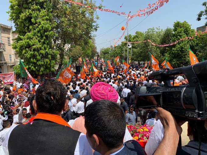 आपको बता दें कि अमित शाह गुजरात की गांधीनगर लोकसभा सीट से चुनाव लड़ रहे हैं। गांधीनगर लोकसभा सीट बीजेपी के वरिष्ठ नेता लालकृष्ण आडवाणी की परंपरागत सीट रही है।