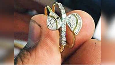 नौकरानी ने चोरी की हीरे की अंगूठी, पूछताछ करने पर मालकिन को थप्पड़ मारकर भागी