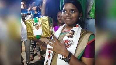 வாக்கு கேட்டுச் சென்ற மநீம வேட்பாளருக்கு பரிசுப் பெட்டி வழங்கி அதிா்ச்சி அளித்த மூதாட்டி