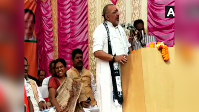 बेगूसराय में गिरिराज के मंच पर हंसती दिखीं मुजफ्फरपुर रेप केस में आरोपी पूर्व मंत्री मंजू वर्मा