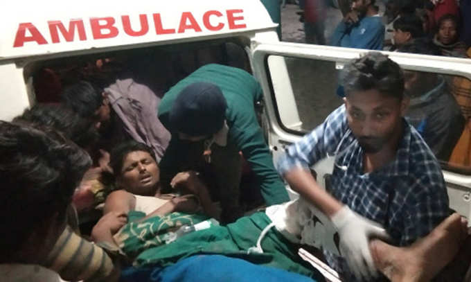तूफान प्रभावित पारसा जिले में घायलों को अस्पताल ले जाते बचावकर्मी