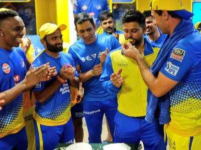 Chennai Super Kings: சிஎஸ்கே.,வின் சூப்பர் பயிற்சியாளர் ஸ்டீபன் ஃபிளமிங்கை கேக்கால் குளிப்பாட்டிய வீரர்கள்