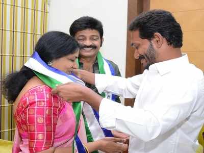 YSRCP: ఛీ..ఛీ జీవిత రాజశేఖర్‌లకు సిగ్గుందా? స్నేక్ బాబుకి రాడ్ దింపారుగా!