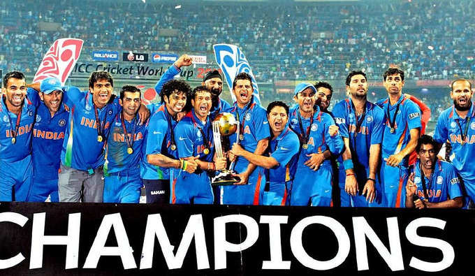 विश्व विजेता ट्रोफी के साथ भारतीय टीम।