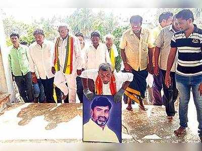 TDP: బాబు విజయం కోసం మోకాళ్లపై కొండెక్కిన తెలంగాణ వాసి