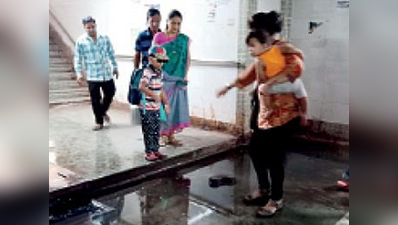 मुंबईः अचानक बंद हुआ कुर्ला का फुटओवर ब्रिज, यात्री परेशान