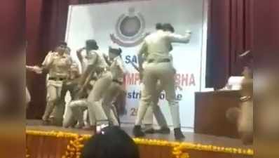 Women Police Officer Dance: യൂണിഫോമില്‍ തട്ടുപൊളിപ്പന്‍ ഡാന്‍സുമായി വനിതാ പോലീസുകാര്‍; വീഡിയോ വൈറല്‍