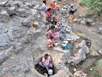 हजार फूट खोल दरीत पाण्यासाठी रांग