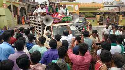 ಯಶ್‌, ಸುಮಲತಾ ಬಾರದಿದ್ದರೆ ವೋಟು ಹಾಕಲ್ಲ ಎಂದ ಅಭಿಮಾನಿಗಳು!