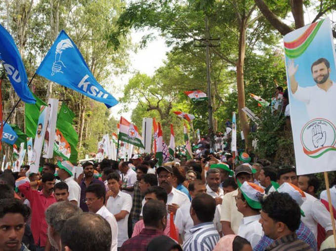 वायनाड में कांग्रेस अध्यक्ष राहुल गांधी के नामांकन के लिए जमा है कांग्रेस कार्यकर्ताओं-समर्थकों की भीड़।