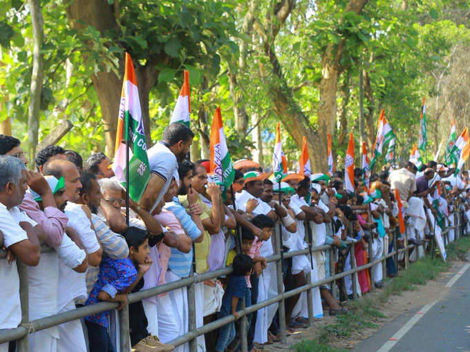 राहुल के स्‍वागत में खड़े कांग्रेस कार्यकर्ता