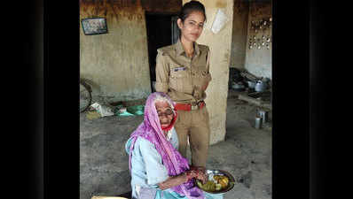 ट्रेनी महिला कॉन्स्टेबल ने बुजुर्ग महिला को खाना खिलाकर दिए पैसे, डीजीपी ने खत लिखकर की तारीफ