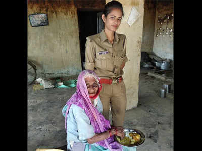 ट्रेनी महिला कॉन्स्टेबल ने बुजुर्ग महिला को खाना खिलाकर दिए पैसे, डीजीपी ने खत लिखकर की तारीफ