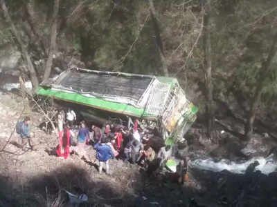 कुल्‍लू: खाई में गिरी प्राइवेट बस, 1 यात्री की मौत, 48 घायल