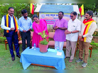 ದಿಕ್ಕುತಪ್ಪಿರುವ ಸಮಾಜಕ್ಕೆ ಸಾಹಿತ್ಯ ದಿಕ್ಸೂಚಿಯಾಗಲಿ : ನಳಿನಾ