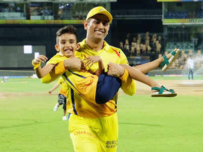 आईपीएल मैच जीतने के बाद चेन्नै के कप्तान धोनी ने वॉटसन और ताहिर के बच्चों संग की मस्ती, विडियो वायरल