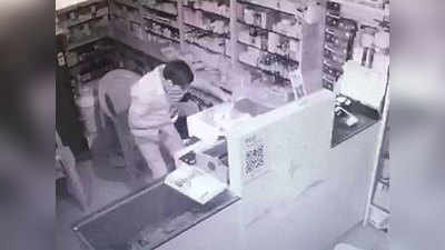 दुकानों का ताला तोड़ चोरी, CCTV में कैद वारदात