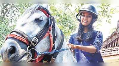 പരീക്ഷയ്ക്ക് സ്കൂളിലേയ്ക്ക് കുതിരപ്പുറത്തേറി ഒരു തൃശ്ശൂർക്കാരി: വീഡിയോ വൈറൽ