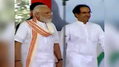 modi with uddhav: मोदी आणि उद्धव यांचा हातात हात