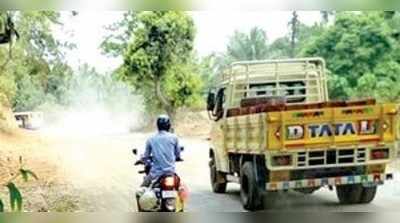 ರಾಜ್ಯ ಹೆದ್ದಾರಿ ಧೂಳುಮಯ!