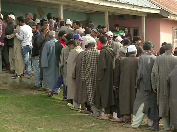 जम्‍मू-कश्‍मीर के बांदोपोरा में मतदान केंद्र के बाहर लगी लाइन