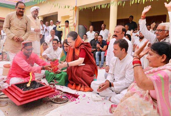 रोड शो से पहले पूजा के दौरान सोनिया गांधी के साथ कांग्रेस अध्यक्ष राहुल गांधी, कांग्रेस महासचिव प्रियंका गांधी वाड्रा और उनके पति रॉबर्ट वाड्रा भी मौजूद रहे।