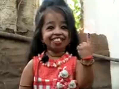 jyoti amge : सर्वात छोट्या महिला मतदाराने केले मतदान