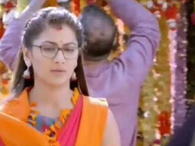 Kumkum Bhagya, 11 April 2019: मंदिर में प्रज्ञा से हुई दासी की मुलाकात