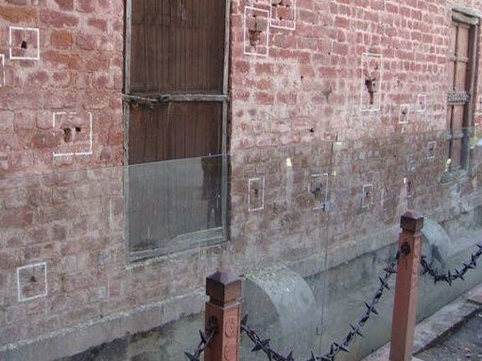 दीवारों पर मौजूद हैं गोलियों के निशान