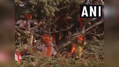 मेंगलुरु: जब रैली में पेड़ पर चढ़ गए समर्थक, पीएम मोदी बोले- मैं तो आपका हूं