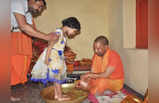 रामनवमी के मौके पर सीएम योगी ने किया कन्याओं का पूजन, खुद परोसा खाना