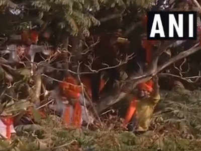 मेंगलुरु: जब रैली में पेड़ पर चढ़ गए समर्थक, पीएम मोदी बोले- मैं तो आपका हूं