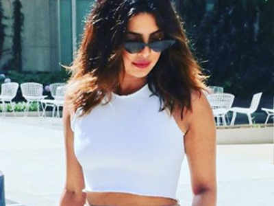 Priyanka Chopra ने क्रॉप टॉप में दिखाई अपनी बेली रिंग