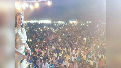Akshara Singh का स्टेज शो देखने के लिए उमड़ी दर्शकों की भीड़