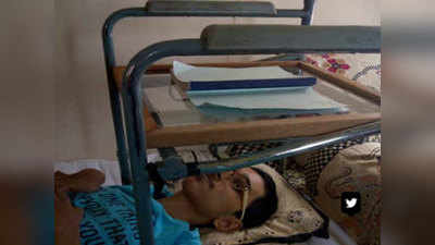 बेंगलुरुः हिलने-डुलने में असमर्थ छात्र ने बेड पर लेटकर दी परीक्षा, मिले 72 फीसदी नंबर