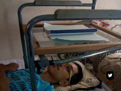 बेंगलुरुः हिलने-डुलने में असमर्थ छात्र ने बेड पर लेटकर दी परीक्षा, मिले 72 फीसदी नंबर
