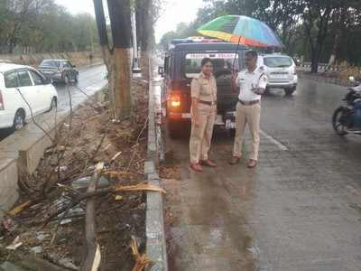 ಬೆಂಗಳೂರಲ್ಲಿ ಮಳೆ ಅಬ್ಬರ, ಮರ ಬಿದ್ದು ಬೈಕ್‌ ಸವಾರ ಸಾವು