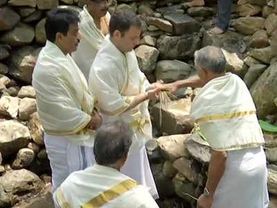 वायनाड पहुंचे राहुल गांधी ने पापनाशिनी के तट पर मंदिर में किया ‘बलि तर्पणम’