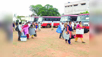 ಮತಗಟ್ಟೆ ಕಡೆ ಹೆಜ್ಜೆಹಾಕಿದ ಅಧಿಕಾರಿ, ಸಿಬ್ಬಂದಿ