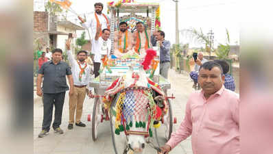 दूल्हे के रथ पर सवार होकर वोट मांगने निकला प्रत्याशी