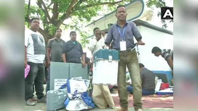 लोकसभा चुनाव: पश्चिम बंगाल में दिव्यांग व्यक्ति बना पोलिंग ऑफिसर