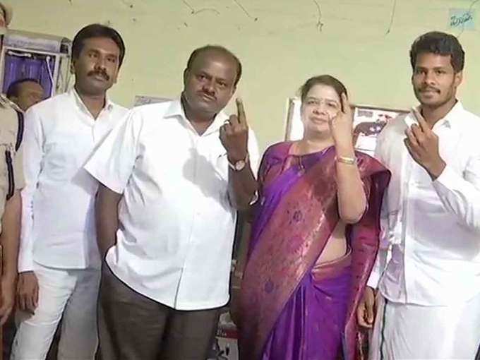 कर्नाटक: सीएम कुमारस्वामी ने पत्नि अनीता और बेटे निखिल के साथ वोट डाला। कुमारस्वामी के बेटे मंड्या से चुनाव लड़ रहे हैं।