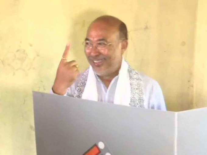 मणिपुर के सीएम एन बिरेन सिंह ने इंफाल में डाला वोट।