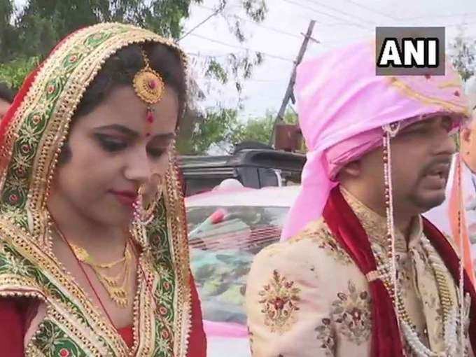 जम्मू कश्मीर: शादी के तुरंत बाद दूल्हा-दुल्हन ने उधमपुर में वोट डाला।